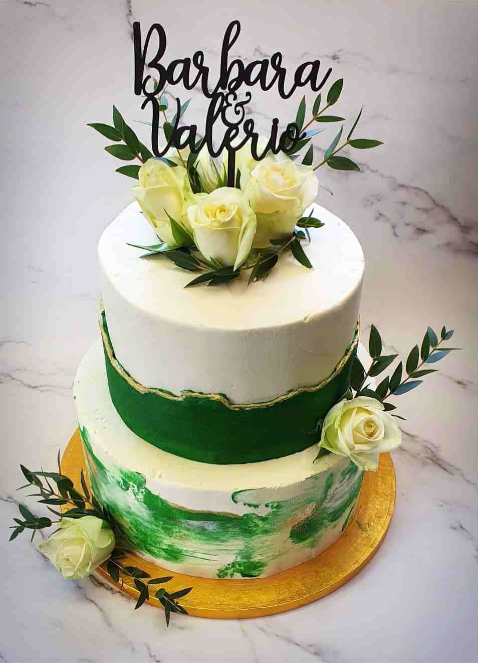 Tweelaagse bruidstaart in groen, wit en goud met witte rozen en topper Barbara & Valerio