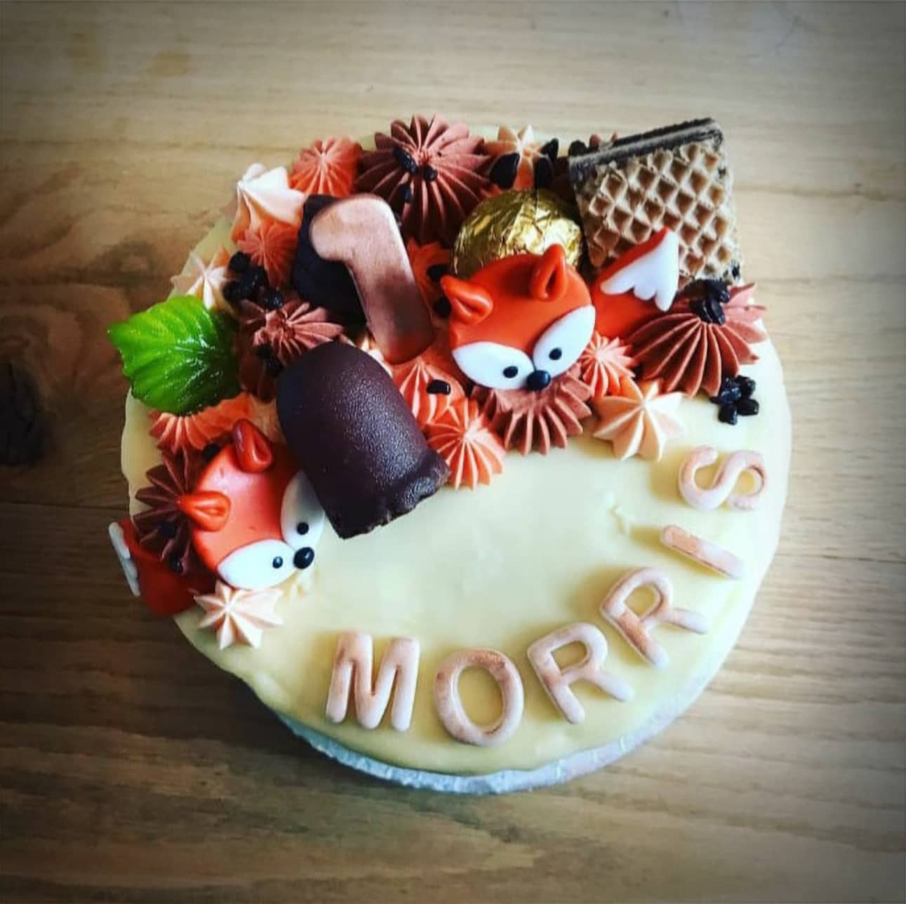 Herfsttaart met fondant vosjes, chocolade en toefjes, met de naam Morris