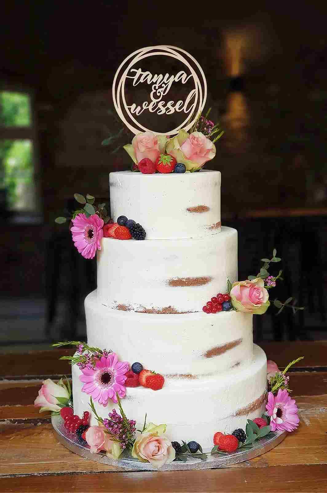 Vierlaagse naked cake bruidstaart met vers fruit, gerbera's en houten topper Tanya & Wessel