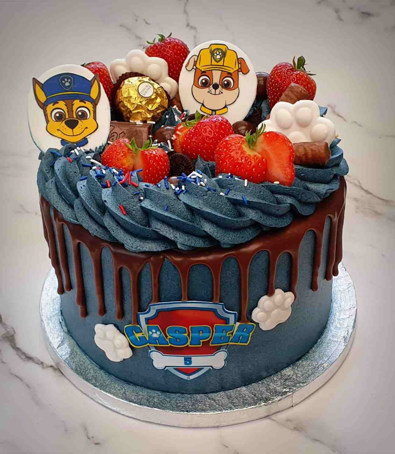 Paw Patrol driptaart voor Casper (5) met blauwe toefjes, aardbeien en chocolade