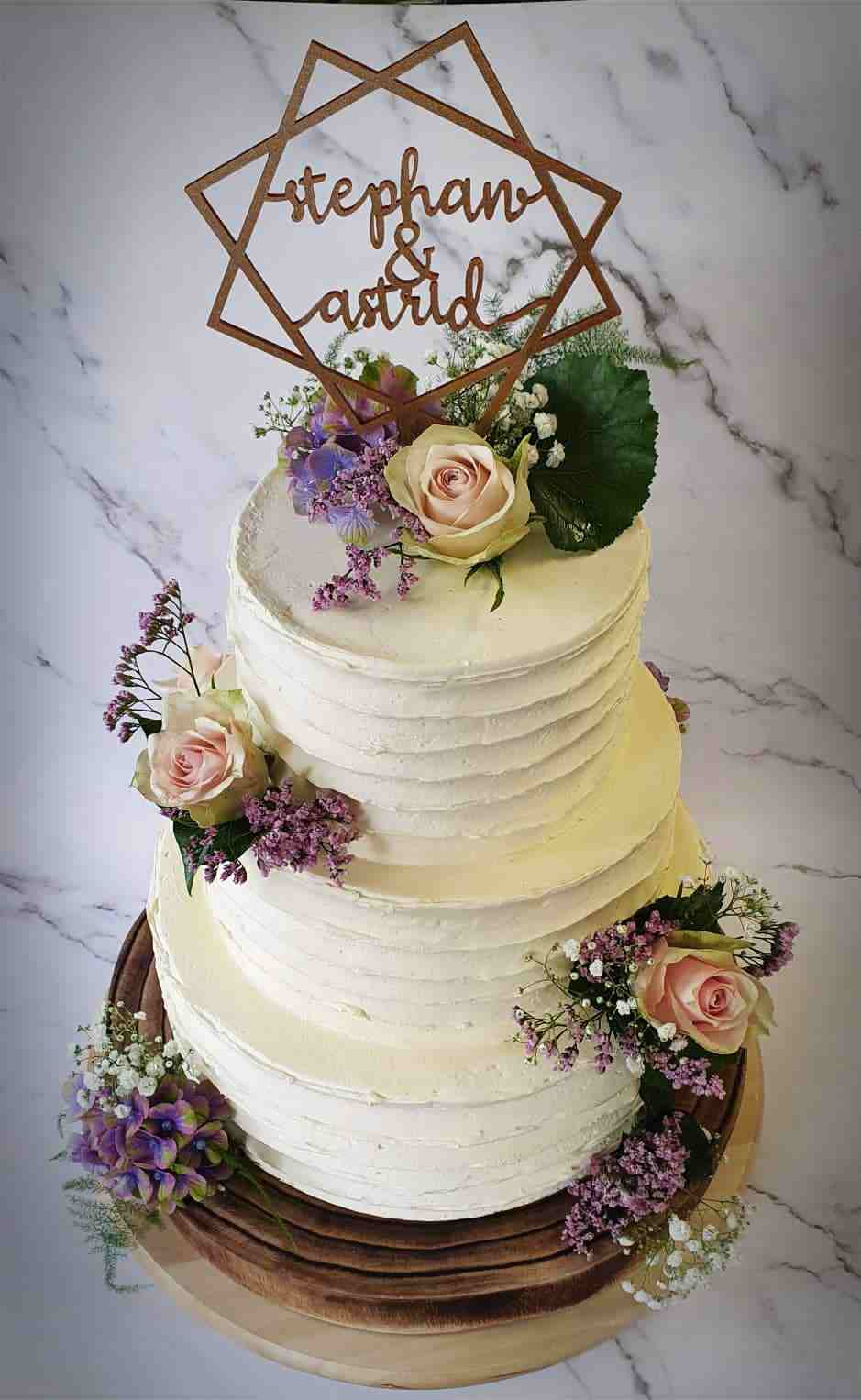 Rustieke bruidstaart met geschraapte botercreme, roze rozen en paarse bloemen, topper Stephan & Astrid
